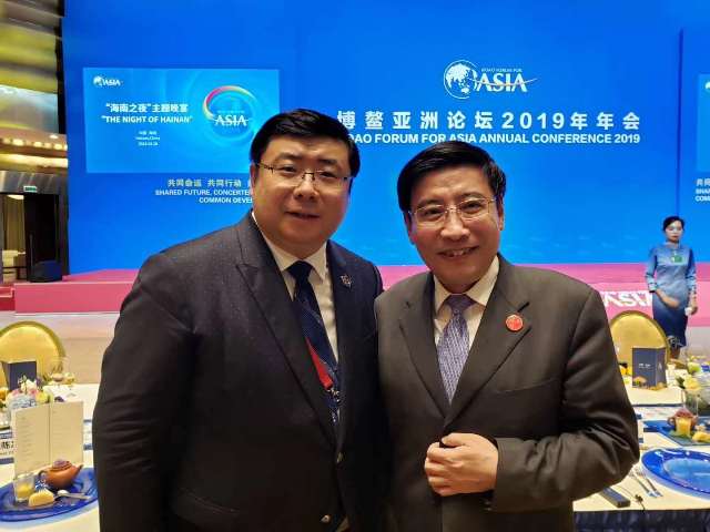 Chairman Li Yong and Miao Wei, the Current Deputy Director of the Economic Committee of the CPPCC National Committee and Former Minister of Industry and Information Technology, take a photo.