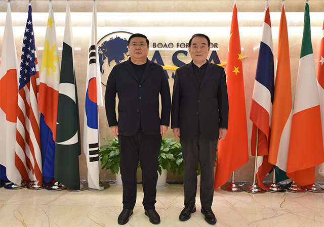 Chairman Li Yong and Li Baodong, the secretary general of Boao Forum for Asia, take a photo.