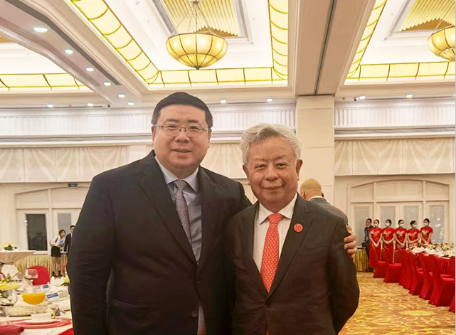 Chairman Li Yong and Jin Liqun, the president of the Asian Investment Bank, take a photo.