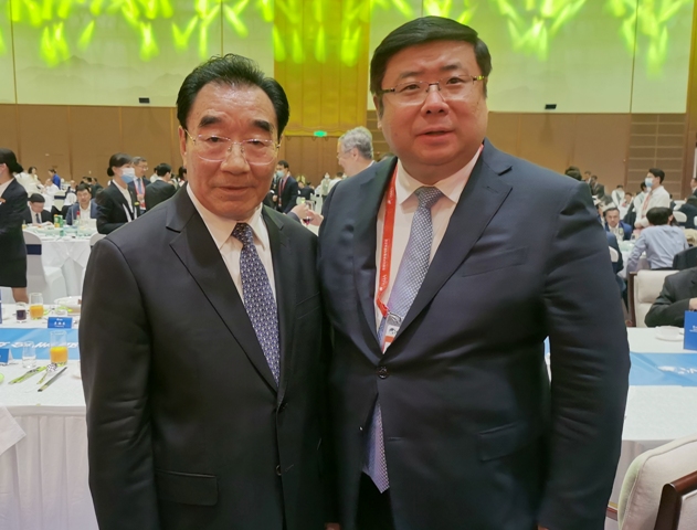 Chairman Li Yong took a photo with Zhang Qingli, the former First Vice Chairman of the CPPCC