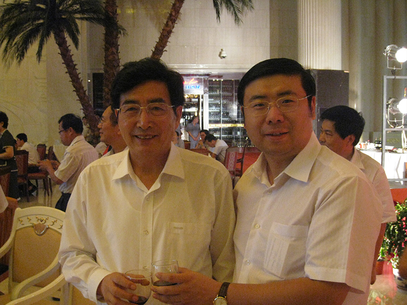 原中共中央政治局委员、北京市委书记郭金龙与李勇董事长在宴会中亲切交谈并举杯留念