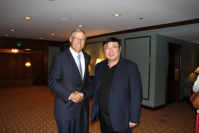 President Li Yong was cordially received by Governor of State  of Washington Jay Inslee in Seattle when he visited the United States.