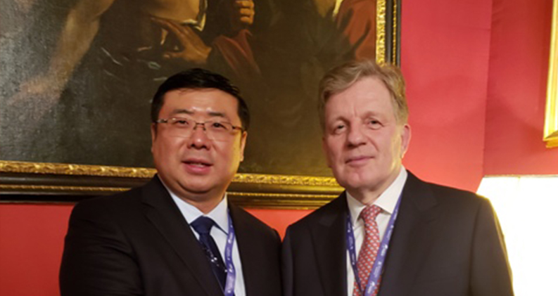 Former Prime Minister of Finland Esko Aho cordially talks and takes a group photo with Chairman Li Yong