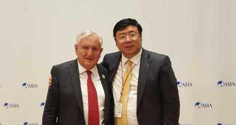 President Li Yong took the photo with the Former French Premier Jean-Pierre Raffarin