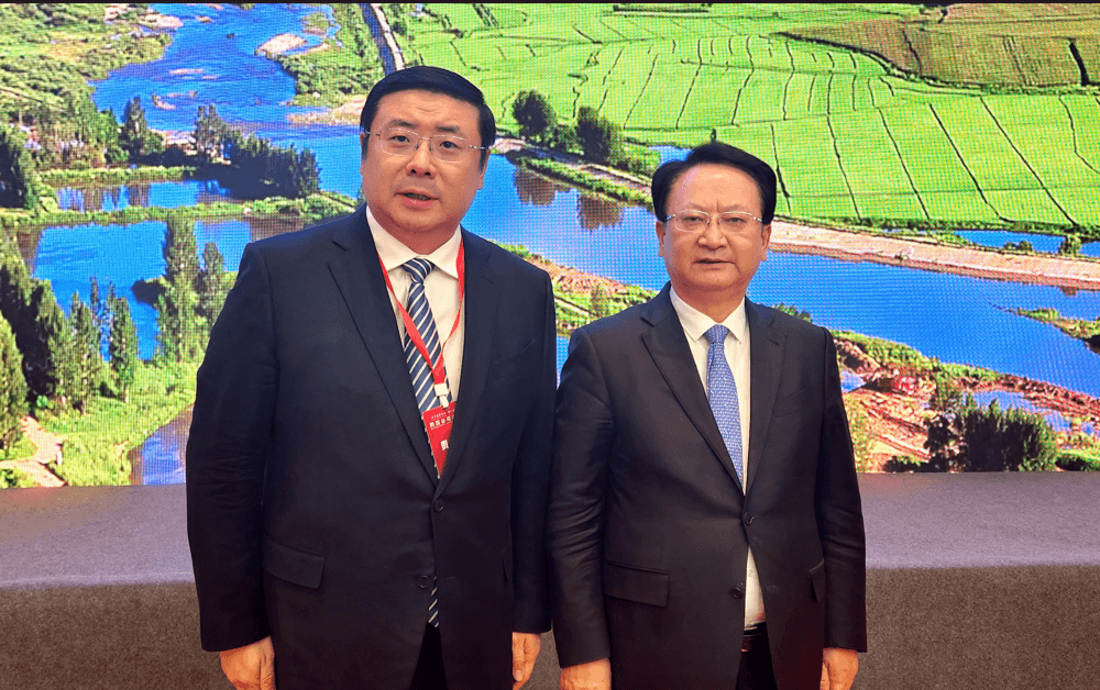 Chairman Li Yong took a photo with Jing Junhai, secretary of CPC Jilin Provincial Committee