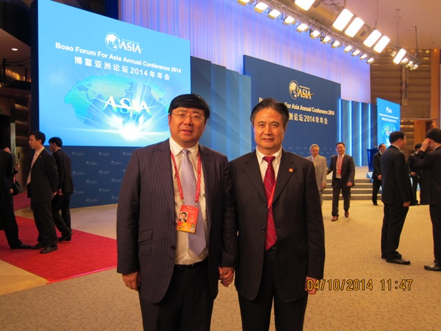 原全国人大华侨委员会副主任、时任中共海南省委书记罗保铭与李勇董事长亲切合影留念