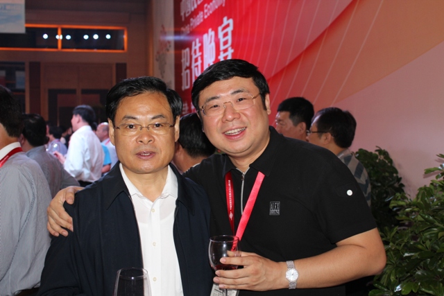 李勇董事长与原全国政协文化文史和学习委员会副主任、时任中共山西省委书记王儒林亲切交谈并合影留念