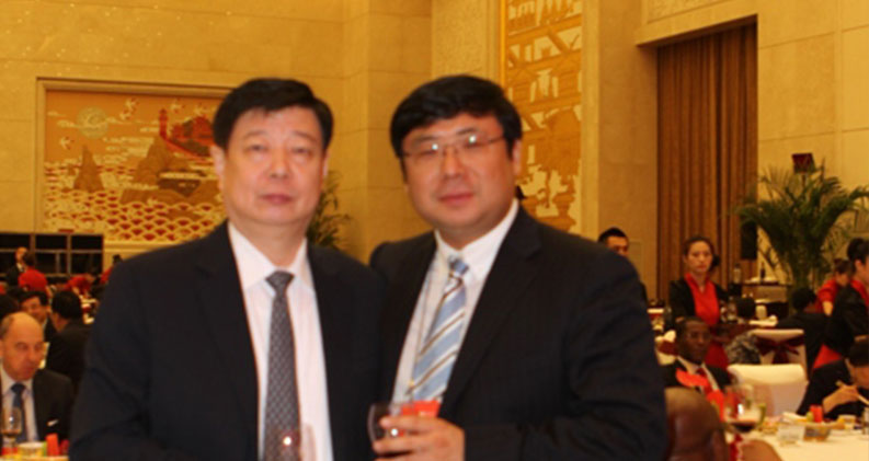李勇董事长与时任中共山东省委书记姜异康合影留念