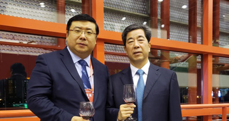 李勇董事长与全国政协常委、时任中共宁夏自治区党委书记陈润儿合影留念