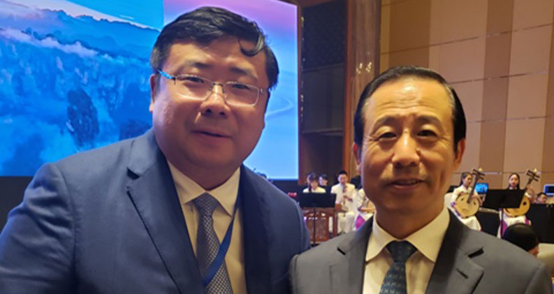 李勇董事长与全国人大教科文卫委员会副主任、时任中共湖南省委书记许达哲合影留念