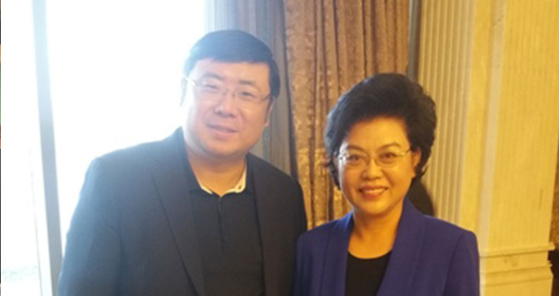 李勇董事长与原国家民委第一副主任、时任宁夏自治区主席刘慧亲切合影