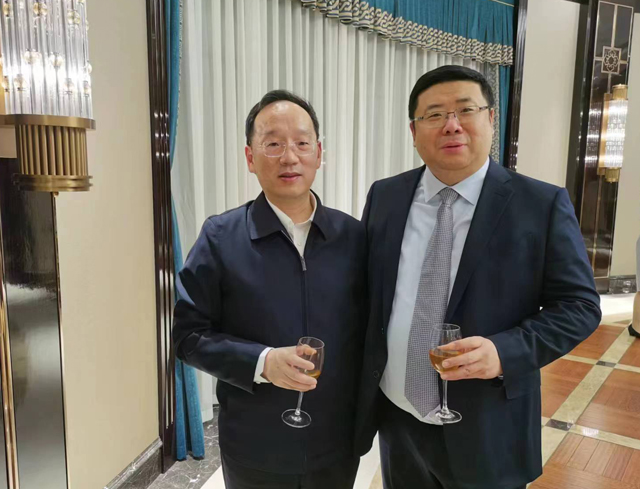李勇董事长与辽宁省人民政府省长李乐成亲切交谈并合影留念