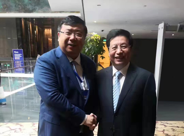 李勇董事长与重庆市人民政府市长胡衡华亲切交谈并合影留念