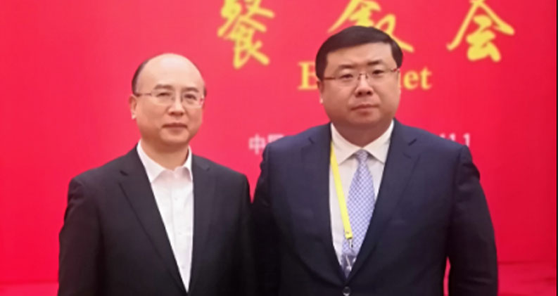 李勇董事长与中共黑龙江省委书记许勤亲切交谈并合影留念