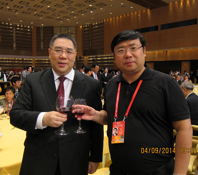 澳门前特首崔世安与李勇董事长共进晚餐并合影留念