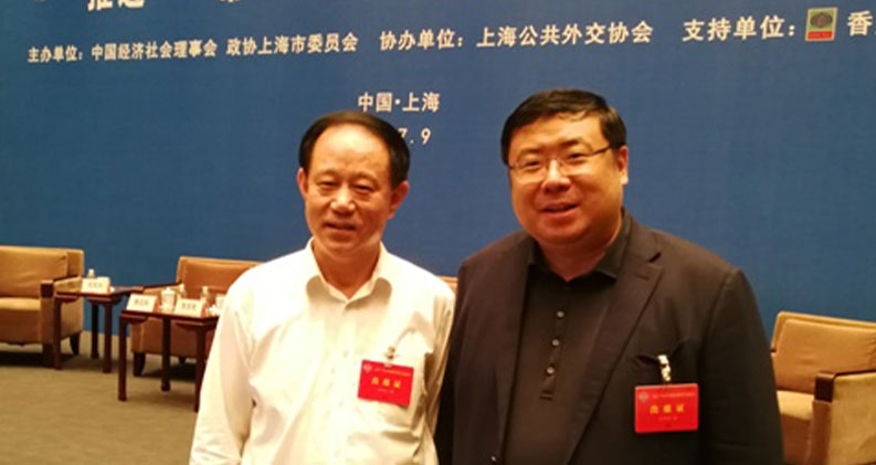 李勇董事长与全国政协人口资源环境委员会副主任、时任全国政协常务副秘书长潘立刚亲切交谈并合影留念