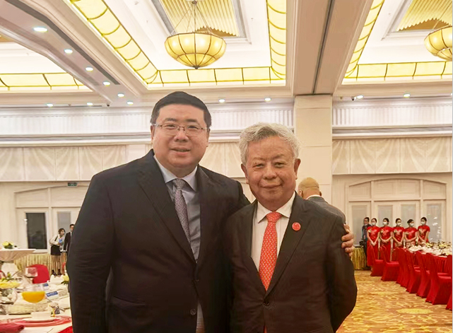 李勇董事长与亚投行行长金立群合影留念
