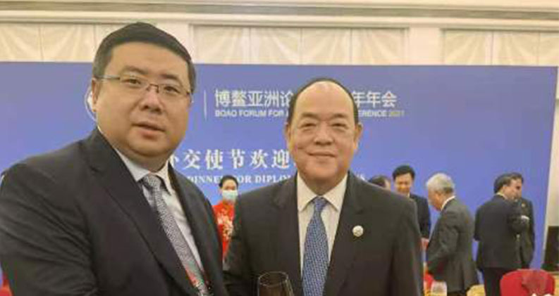 李勇董事长与澳门特首贺一诚合影留念