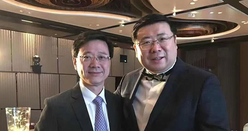 李勇董事长与香港特首李家超亲切交谈并合影留念