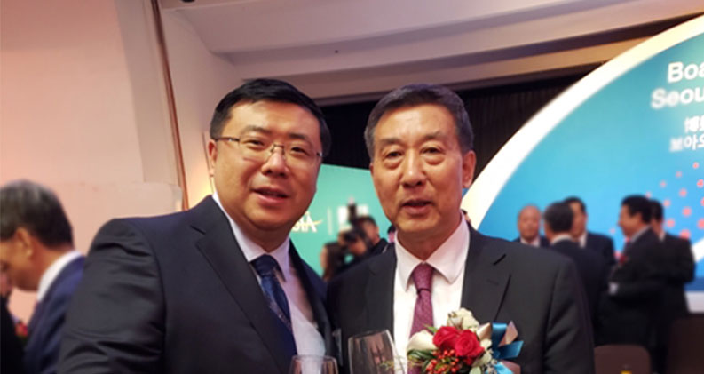 李勇董事长与全国政协副主席、时任国务院国务委员王勇亲切交谈并合影留念