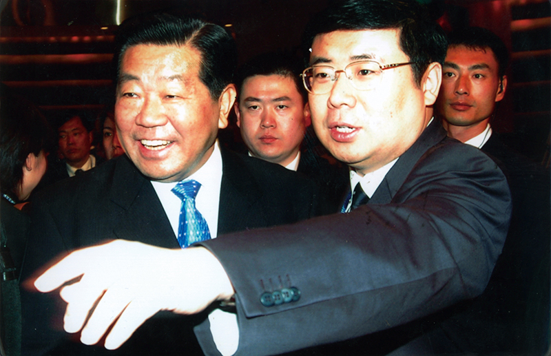 原中共中央政治局常委、全国政协主席贾庆林认真听取李勇董事长的介绍与汇报