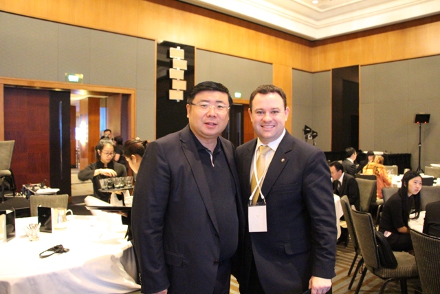 李勇董事长与澳大利亚新南威尔士州贸易旅游部部长斯图尔特· 艾利斯亲切合影留念