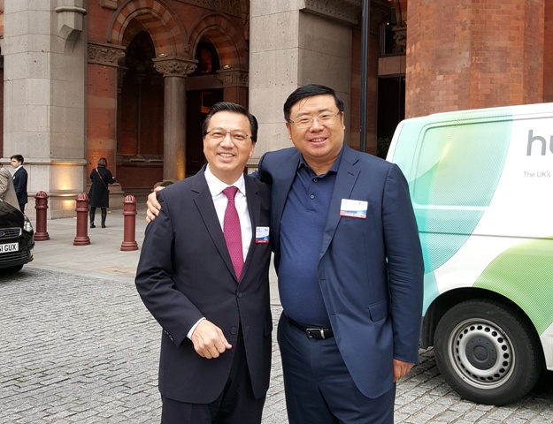 李勇董事长与马来西亚交通部部长廖中莱亲切合影留念