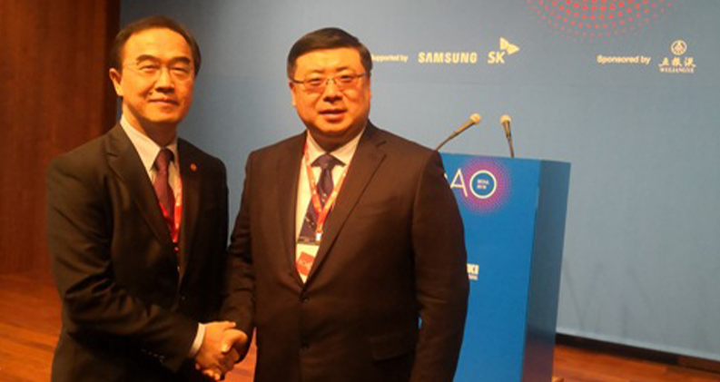 李勇董事长与韩国统一部长官赵明钧亲切合影留念