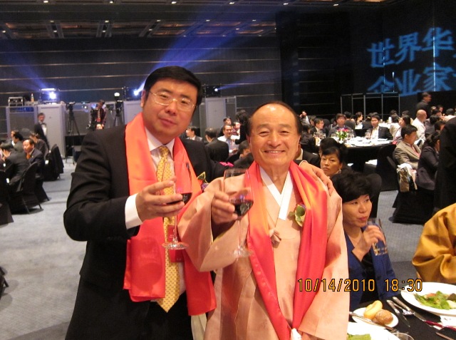 韩国前副总理吴明与李勇董事长合影留念