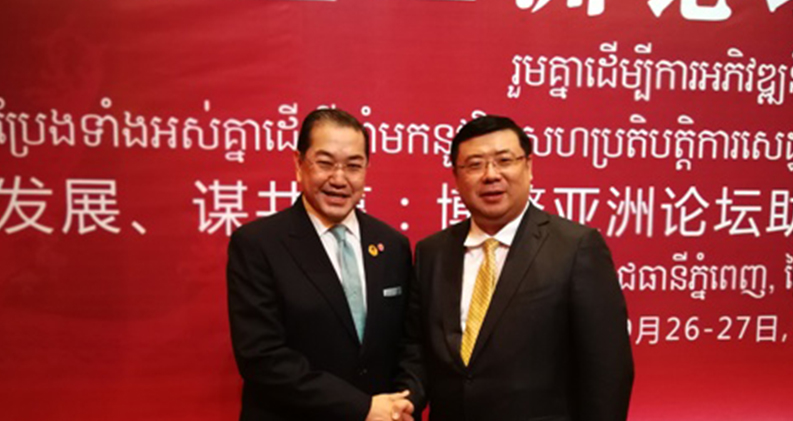 李勇董事长与泰国前副总理素拉杰亲切合影留念
