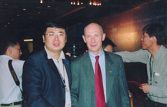 董事长李勇与世贸组织前总干事拉米在一起会谈
