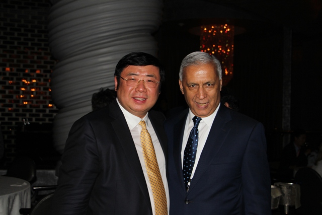 李勇董事长与巴基斯坦前总理阿齐兹亲切合影