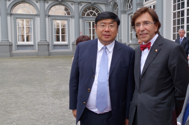 李勇董事长与比利时前首相迪吕波在埃德蒙王宫前亲切交谈，合影留念