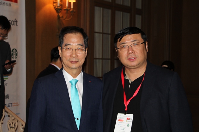 李勇董事长与韩国总理韩惪洙亲切合影