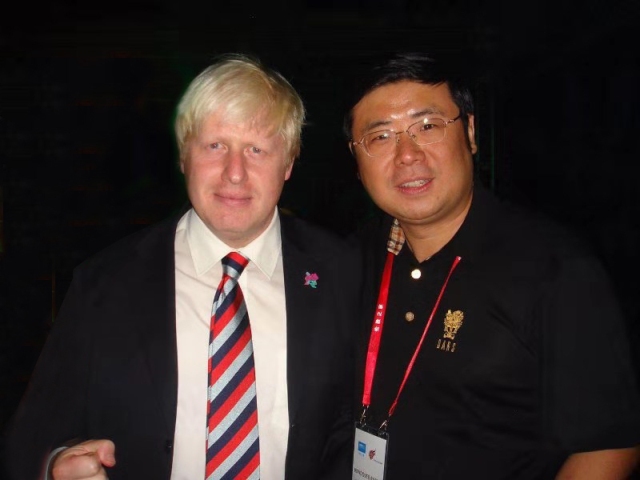 英国首相鲍里斯·约翰逊与李勇董事长亲切交谈并合影留念