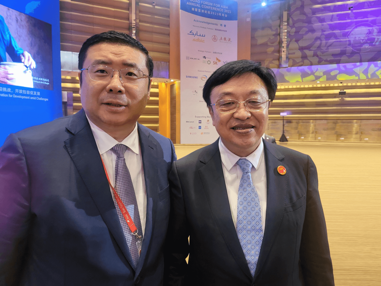 李勇董事长与中共海南省委书记冯飞亲切合影