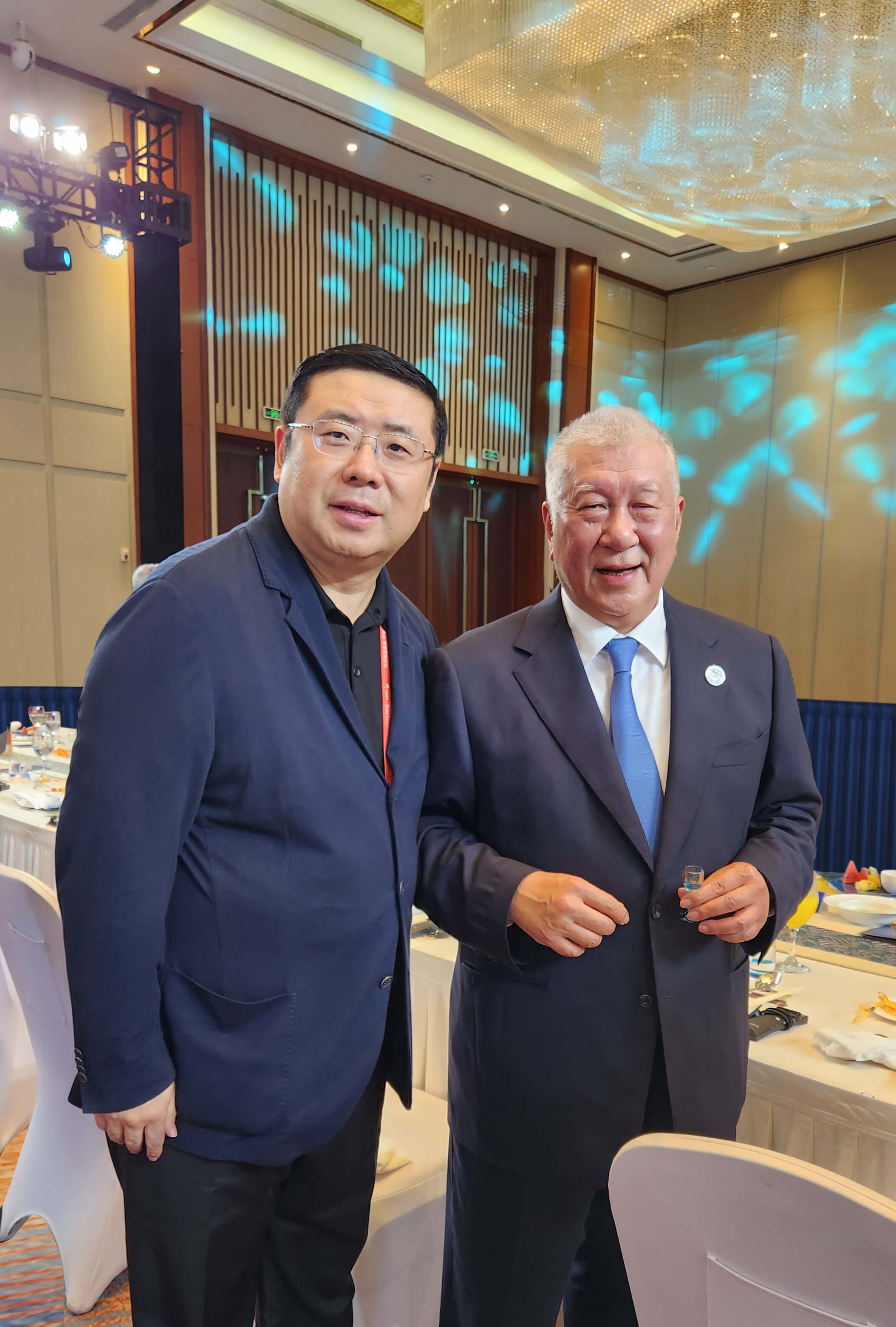 李勇董事长与全国政协副主席何厚铧亲切合影留念