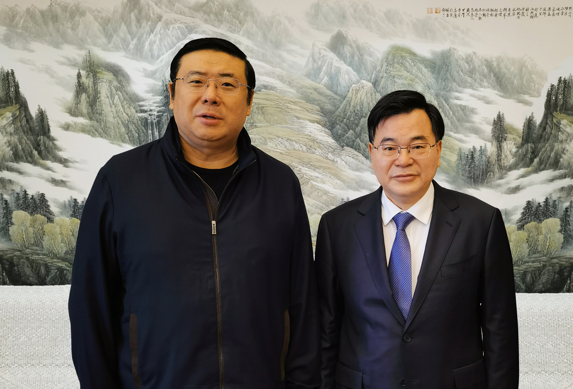 李勇董事长与中共甘肃省委书记胡昌升合影留念