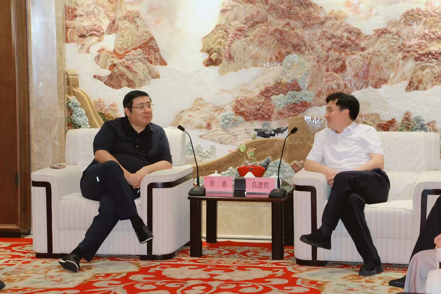 Chairman Li Yong Met with Deputy Mayor Lv Huizhe of Shijiazhuang and His Entourage for Business Negotiations